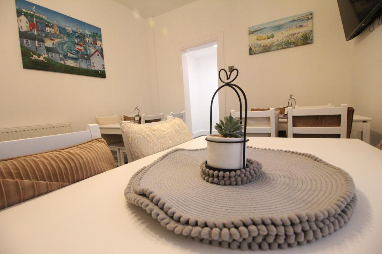 Media Manor - Fully Refurbished In 2022 - Large 6 Bedrooms, 3 Bathrooms Plus Media Games Room بلاكبول المظهر الخارجي الصورة